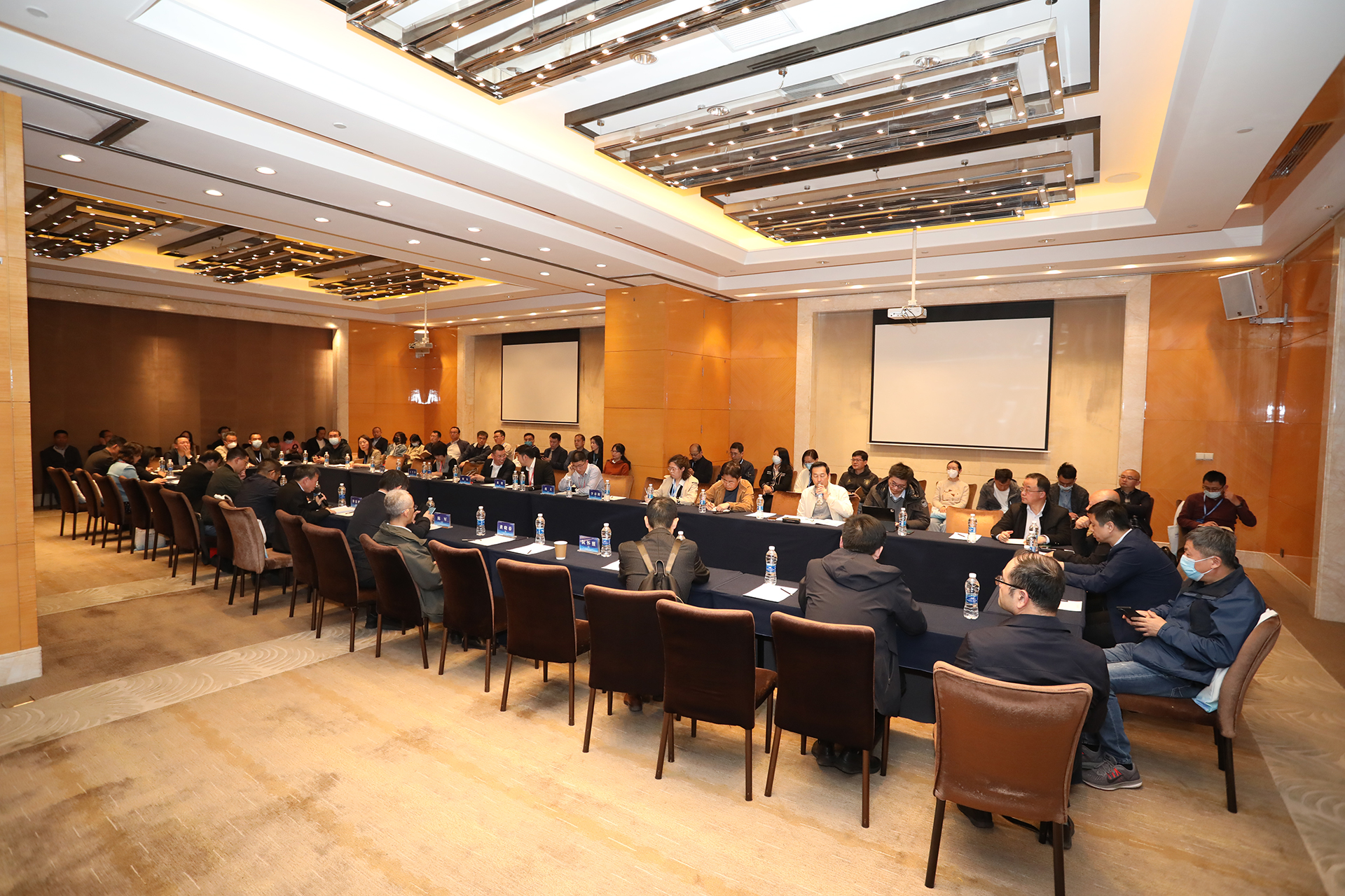 圓桌會(huì)議-.jpg 圓桌會(huì)議-.jpg